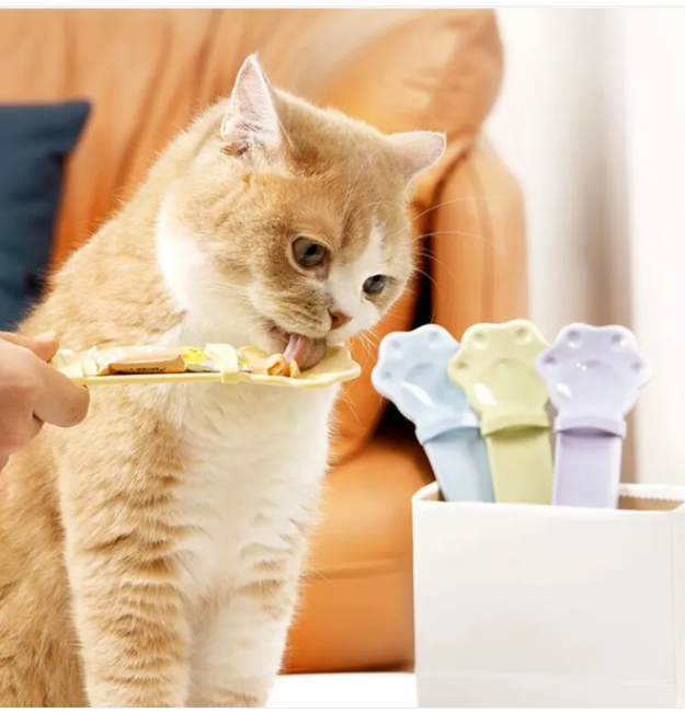 Cat Treat Spoon Feeder, Paw-Shaped Squeeze Spoon for Lickable & Liquid Treats, Mess-Free Long-Handle Feeding Tool for Cats