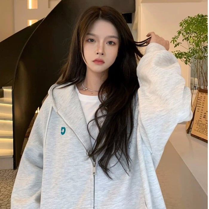 Embroidered Fish Scale Letter Wrap Chain Sweatshirt for Women